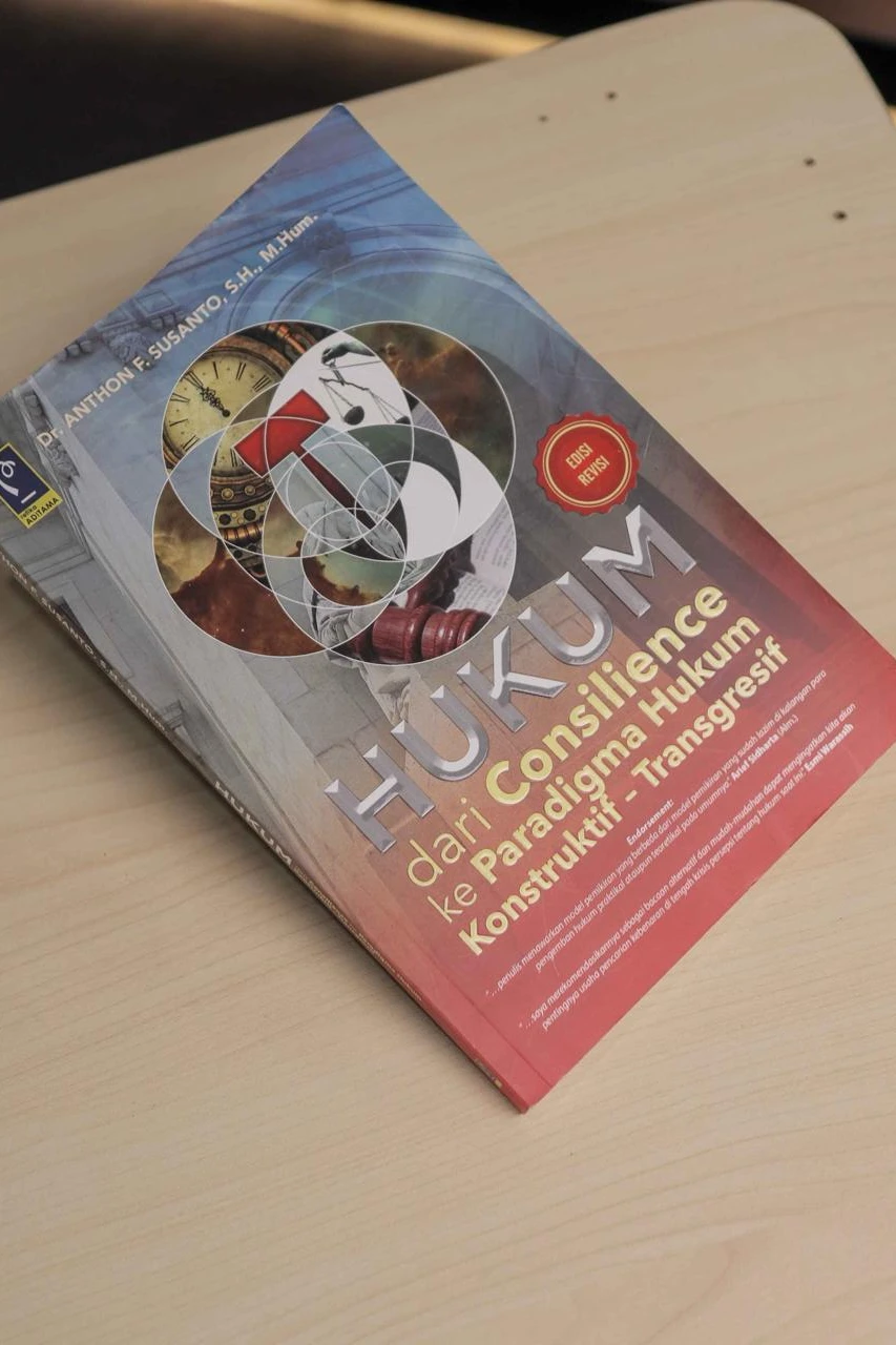Sampul Hukum dari Consilience ke Paradigma Hukum Konstruktif-Transgresif